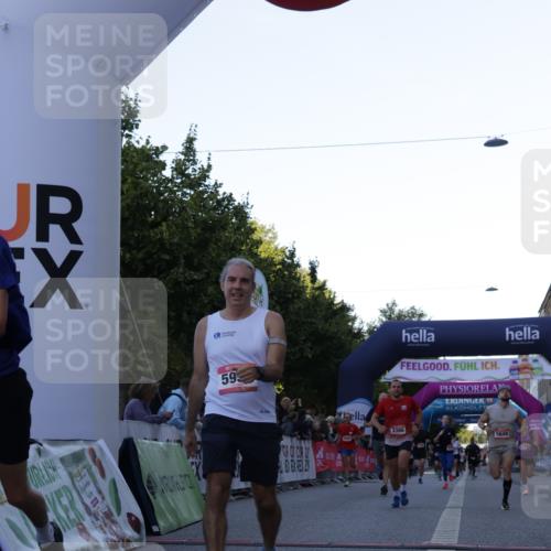 06.09.2026 - CURREX Alsterlauf Yannick Fuchs http://msf.ph/oto/10135266 06.09.2026 09:43:16 Ziel 2137, 2907, 3366, 3572, 3753, 4016, 5649, 5776, 5904, 5952, 5955, 5963, 6002, 6104, 8233, 8330 meine-sportfotos.de
