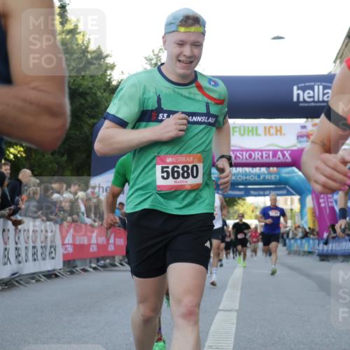 06.09.2026 - CURREX Alsterlauf Yannick Fuchs http://msf.ph/oto/10135409 06.09.2026 09:43:50 Ziel 2398, 2760, 3197, 3646, 3960, 4910, 5348, 5680, 5873, 5874, 6004, 6371 meine-sportfotos.de