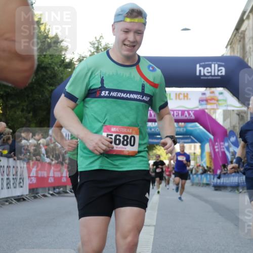 06.09.2026 - CURREX Alsterlauf Yannick Fuchs http://msf.ph/oto/10135410 06.09.2026 09:43:50 Ziel 2398, 2760, 3197, 3646, 3960, 4910, 5348, 5680, 5873, 5874, 6004, 6371 meine-sportfotos.de