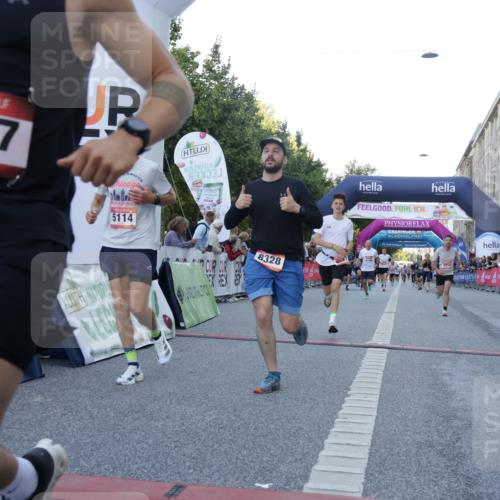 06.09.2026 - CURREX Alsterlauf Yannick Fuchs http://msf.ph/oto/10135646 06.09.2026 09:44:11 Ziel 2139, 2250, 2699, 2723, 3010, 3702, 3994, 4157, 4277, 4893, 5114, 5168, 5402, 5530, 5606, 8127, 8328 meine-sportfotos.de