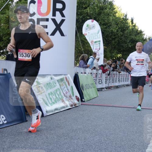 06.09.2026 - CURREX Alsterlauf Yannick Fuchs http://msf.ph/oto/10135689 06.09.2026 09:44:15 Ziel 2139, 2250, 2699, 2723, 3010, 3331, 3702, 4157, 4838, 4928, 5114, 5530, 5722, 8127, 8302, 8328 meine-sportfotos.de