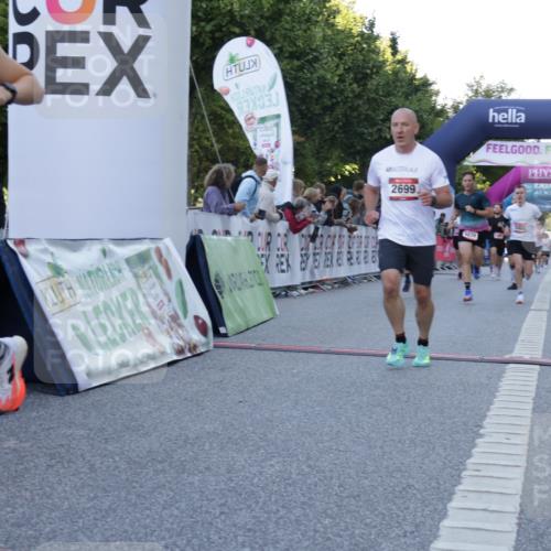 06.09.2026 - CURREX Alsterlauf Yannick Fuchs http://msf.ph/oto/10135692 06.09.2026 09:44:15 Ziel 2139, 2250, 2699, 2723, 3010, 3331, 3702, 4157, 4838, 4928, 5114, 5530, 5722, 8127, 8302, 8328 meine-sportfotos.de