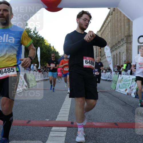 06.09.2026 - CURREX Alsterlauf Yannick Fuchs http://msf.ph/oto/10135791 06.09.2026 09:44:22 Ziel 2186, 2699, 3331, 3355, 3564, 3717, 4187, 4838, 4862, 4928, 5443, 5477, 5530, 5626, 5710, 5722, 5974, 6047, 6484, 6485, 6486, 8302 meine-sportfotos.de