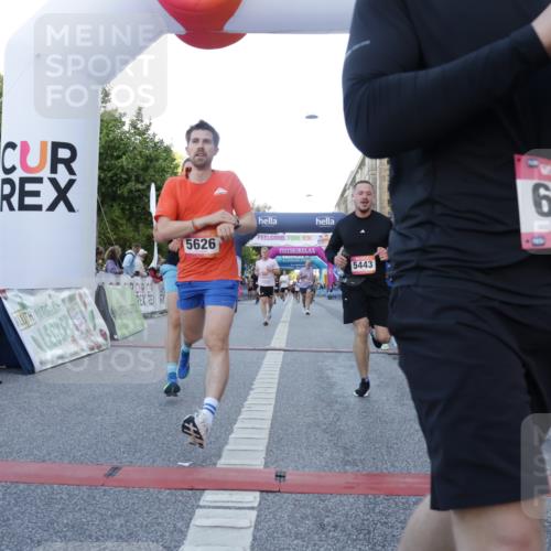 06.09.2026 - CURREX Alsterlauf Yannick Fuchs http://msf.ph/oto/10135798 06.09.2026 09:44:23 Ziel 2186, 2699, 3331, 3355, 3564, 3717, 4187, 4838, 4862, 4928, 5443, 5477, 5626, 5710, 5722, 5974, 6047, 6484, 6485, 6486, 8302 meine-sportfotos.de
