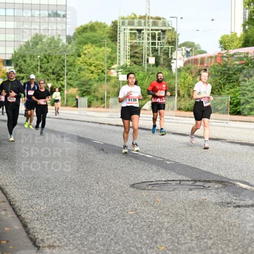 06.09.2026 - CURREX Alsterlauf Dr. Thomas Lammeyer http://msf.ph/oto/10136574 06.09.2026 10:01:43 Laufen 51, 5457, 2625, 5135, 3737, 2476, 5777 meine-sportfotos.de