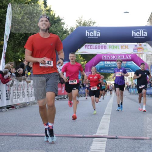 06.09.2026 - CURREX Alsterlauf Yannick Fuchs http://msf.ph/oto/10136599 06.09.2026 09:44:46 Ziel 2442, 2610, 3226, 3445, 3671, 3802, 3803, 4039, 5286, 6201, 8264 meine-sportfotos.de