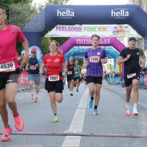06.09.2026 - CURREX Alsterlauf Yannick Fuchs http://msf.ph/oto/10136631 06.09.2026 09:44:48 Ziel 2442, 2452, 2610, 3226, 3445, 3671, 3802, 3803, 4039, 5286, 6201, 8264 meine-sportfotos.de