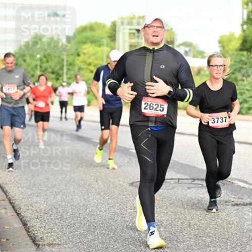 06.09.2026 - CURREX Alsterlauf Dr. Thomas Lammeyer http://msf.ph/oto/10136644 06.09.2026 10:01:49 Laufen 3457, 2625, 3737 meine-sportfotos.de