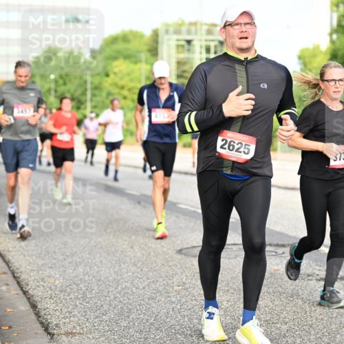 06.09.2026 - CURREX Alsterlauf Dr. Thomas Lammeyer http://msf.ph/oto/10136647 06.09.2026 10:01:50 Laufen 4152, 2625, 3737 meine-sportfotos.de