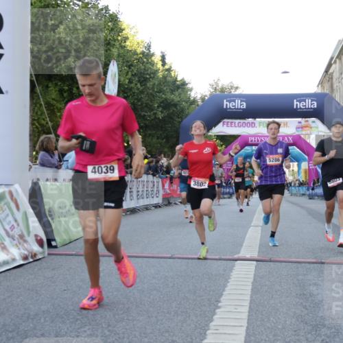 06.09.2026 - CURREX Alsterlauf Yannick Fuchs http://msf.ph/oto/10136648 06.09.2026 09:44:48 Ziel 2442, 2452, 2610, 3226, 3445, 3671, 3802, 3803, 4039, 5286, 6201, 8264 meine-sportfotos.de