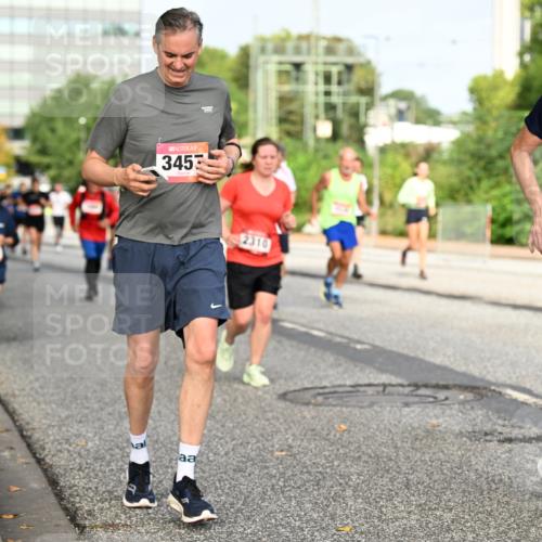 06.09.2026 - CURREX Alsterlauf Dr. Thomas Lammeyer http://msf.ph/oto/10136673 06.09.2026 10:01:52 Laufen 3455, 2310, 4152, 1 meine-sportfotos.de