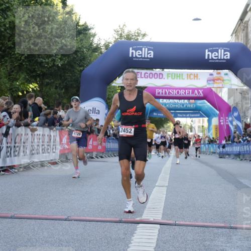 06.09.2026 - CURREX Alsterlauf Yannick Fuchs http://msf.ph/oto/10136750 06.09.2026 09:44:52 Ziel 2442, 2452, 2610, 3226, 3802, 3803, 4039, 4128, 5286, 8264 meine-sportfotos.de