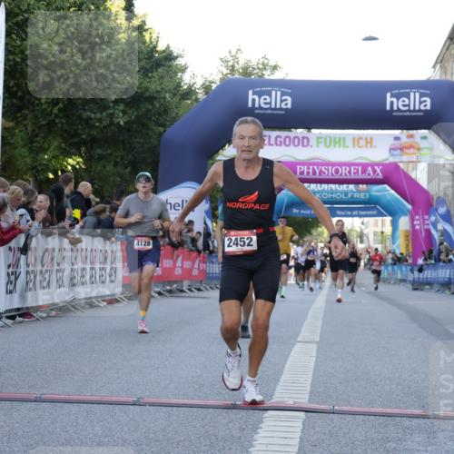 06.09.2026 - CURREX Alsterlauf Yannick Fuchs http://msf.ph/oto/10136761 06.09.2026 09:44:52 Ziel 2442, 2452, 2610, 3226, 3802, 3803, 4039, 4128, 5286, 8264 meine-sportfotos.de