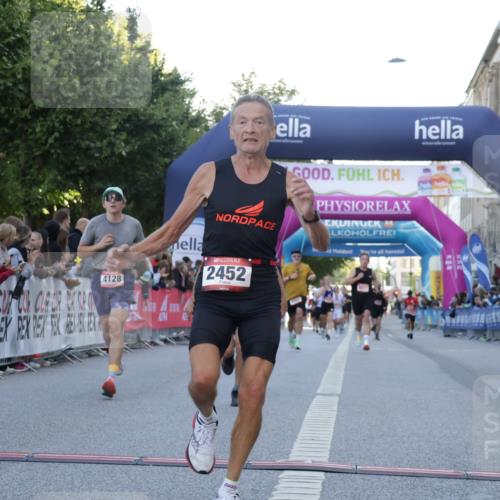 06.09.2026 - CURREX Alsterlauf Yannick Fuchs http://msf.ph/oto/10136784 06.09.2026 09:44:53 Ziel 2442, 2452, 2610, 3802, 3803, 4039, 4128, 5286 meine-sportfotos.de