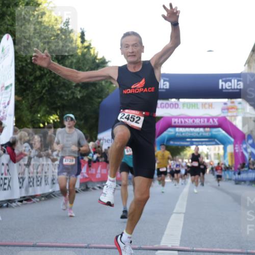 06.09.2026 - CURREX Alsterlauf Yannick Fuchs http://msf.ph/oto/10136790 06.09.2026 09:44:53 Ziel 2442, 2452, 2610, 3802, 3803, 4039, 4128, 5286 meine-sportfotos.de