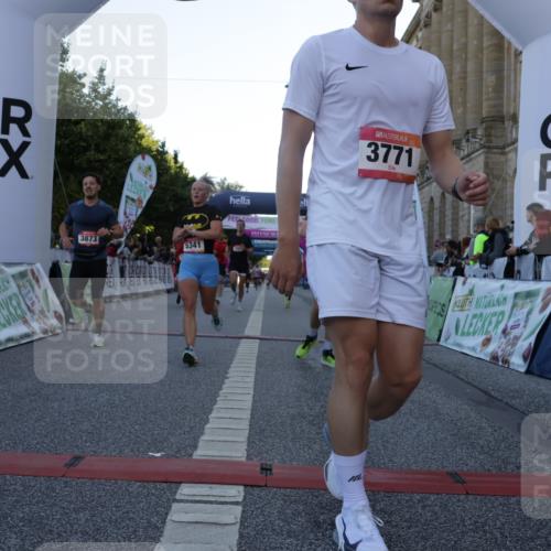 06.09.2026 - CURREX Alsterlauf Yannick Fuchs http://msf.ph/oto/10137138 06.09.2026 09:45:09 Ziel 2289, 2489, 2786, 3641, 3767, 3771, 3873, 3974, 4255, 4331, 5266, 5272, 5341, 5770, 6420 meine-sportfotos.de