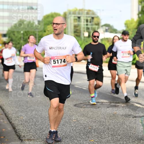 06.09.2026 - CURREX Alsterlauf Dr. Thomas Lammeyer http://msf.ph/oto/10137150 06.09.2026 10:02:35 Laufen 7229, 5174, 6464, 6433 meine-sportfotos.de