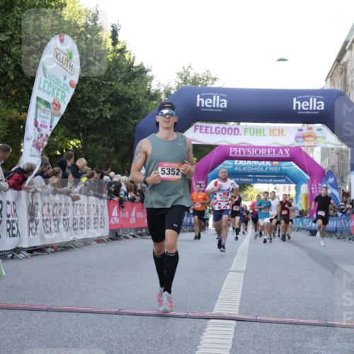 06.09.2026 - CURREX Alsterlauf Yannick Fuchs http://msf.ph/oto/10137161 06.09.2026 09:45:15 Ziel 2449, 2489, 3767, 3873, 4331, 5254, 5266, 5272, 5341, 5352, 5770, 8020 meine-sportfotos.de
