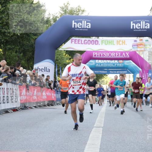 06.09.2026 - CURREX Alsterlauf Yannick Fuchs http://msf.ph/oto/10137205 06.09.2026 09:45:17 Ziel 2449, 2489, 3873, 4331, 5254, 5266, 5341, 5352, 5770, 5887, 5926, 6476, 8020 meine-sportfotos.de