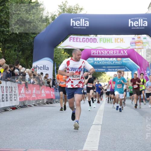 06.09.2026 - CURREX Alsterlauf Yannick Fuchs http://msf.ph/oto/10137212 06.09.2026 09:45:17 Ziel 2449, 2489, 3873, 4331, 5254, 5266, 5341, 5352, 5770, 5887, 5926, 6476, 8020 meine-sportfotos.de