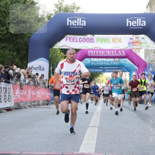 06.09.2026 - CURREX Alsterlauf Yannick Fuchs http://msf.ph/oto/10137218 06.09.2026 09:45:18 Ziel 2449, 2489, 2498, 3211, 4331, 5254, 5266, 5352, 5887, 5926, 6476, 8020 meine-sportfotos.de