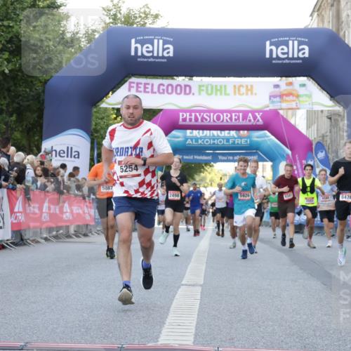 06.09.2026 - CURREX Alsterlauf Yannick Fuchs http://msf.ph/oto/10137225 06.09.2026 09:45:18 Ziel 2449, 2489, 2498, 3211, 4331, 5254, 5266, 5352, 5887, 5926, 6476, 8020 meine-sportfotos.de
