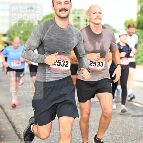 06.09.2026 - CURREX Alsterlauf Dr. Thomas Lammeyer http://msf.ph/oto/10137492 06.09.2026 10:03:09 Laufen 2532, 2533 meine-sportfotos.de