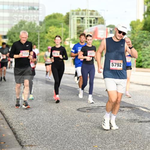 06.09.2026 - CURREX Alsterlauf Dr. Thomas Lammeyer http://msf.ph/oto/10137840 06.09.2026 10:03:50 Laufen 3155, 13, 1916, 3915, 5792 meine-sportfotos.de