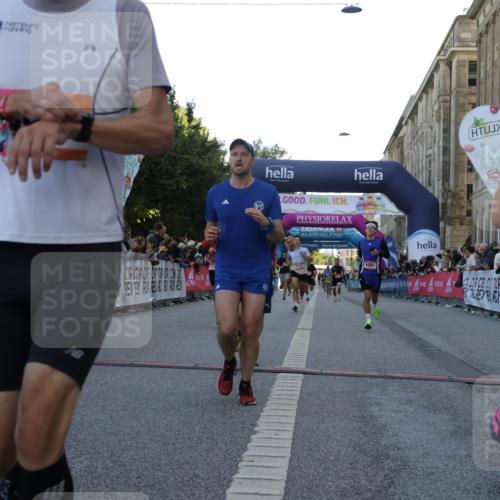 06.09.2026 - CURREX Alsterlauf Yannick Fuchs http://msf.ph/oto/10137907 06.09.2026 09:45:29 Ziel 2101, 2111, 2170, 2406, 2498, 3146, 3211, 3259, 3593, 3615, 4141, 4581, 4586, 4891, 5216, 5699, 5805, 5887, 5926, 5988, 6476, 8341 meine-sportfotos.de