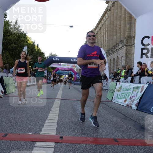 06.09.2026 - CURREX Alsterlauf Yannick Fuchs http://msf.ph/oto/10138752 06.09.2026 09:45:45 Ziel 2054, 2673, 3149, 3602, 4341, 4372, 4982, 5697, 6013, 6186, 6401, 6449, 8228 meine-sportfotos.de