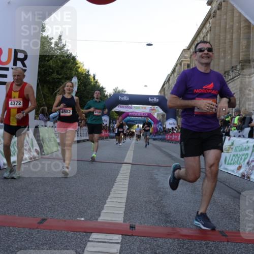 06.09.2026 - CURREX Alsterlauf Yannick Fuchs http://msf.ph/oto/10138762 06.09.2026 09:45:45 Ziel 2054, 2673, 3149, 3602, 4341, 4372, 4982, 5697, 6013, 6186, 6401, 6449, 8228 meine-sportfotos.de