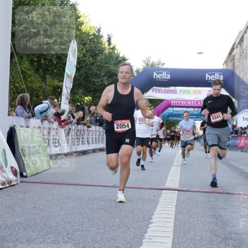 06.09.2026 - CURREX Alsterlauf Yannick Fuchs http://msf.ph/oto/10138926 06.09.2026 09:45:48 Ziel 2054, 3602, 3956, 4341, 4372, 4828, 4982, 5123, 6113, 6186, 6401, 6449, 8228 meine-sportfotos.de