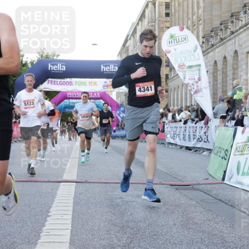 06.09.2026 - CURREX Alsterlauf Yannick Fuchs http://msf.ph/oto/10138990 06.09.2026 09:45:49 Ziel 2054, 3602, 3956, 4341, 4372, 4828, 4982, 5123, 6072, 6113, 6186, 6401, 6449, 8193, 8228 meine-sportfotos.de