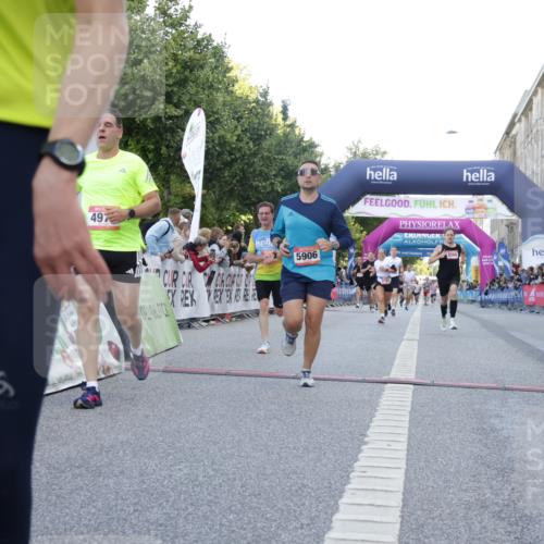 06.09.2026 - CURREX Alsterlauf Yannick Fuchs http://msf.ph/oto/10139902 06.09.2026 09:46:13 Ziel 2122, 2703, 4824, 4970, 5846, 5906, 6014, 6406, 8158, 8210, 8266 meine-sportfotos.de