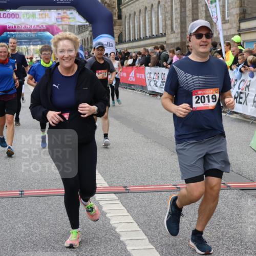 06.09.2026 - CURREX Alsterlauf Strokosch-Dieckow http://msf.ph/oto/10140056 06.09.2026 10:16:15 Ziel 2019, 2098, 2614, 2810, 2881, 2884, 3189, 3539, 3867, 4056, 4069, 4396, 4455, 5425, 5559, 5564, 5787, 5825, 5945 meine-sportfotos.de