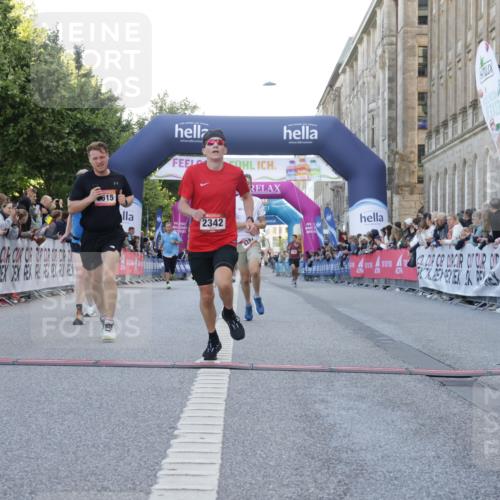 06.09.2026 - CURREX Alsterlauf Yannick Fuchs http://msf.ph/oto/10140251 06.09.2026 09:46:18 Ziel 2342, 2703, 4287, 4537, 4824, 4970, 5419, 5515, 5906, 6014, 6406, 8210, 8266 meine-sportfotos.de