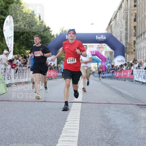 06.09.2026 - CURREX Alsterlauf Yannick Fuchs http://msf.ph/oto/10140299 06.09.2026 09:46:19 Ziel 2342, 2703, 4287, 4537, 4824, 4970, 5419, 5515, 5906, 6406, 8266 meine-sportfotos.de