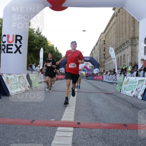 06.09.2026 - CURREX Alsterlauf Yannick Fuchs http://msf.ph/oto/10140320 06.09.2026 09:46:19 Ziel 2342, 2703, 4287, 4537, 4824, 4970, 5419, 5515, 5906, 6406, 8266 meine-sportfotos.de