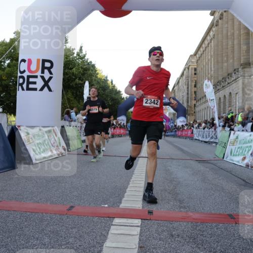 06.09.2026 - CURREX Alsterlauf Yannick Fuchs http://msf.ph/oto/10140337 06.09.2026 09:46:20 Ziel 2342, 2703, 3132, 4287, 4537, 4619, 4824, 4970, 5419, 5515, 5906, 6406, 8266 meine-sportfotos.de