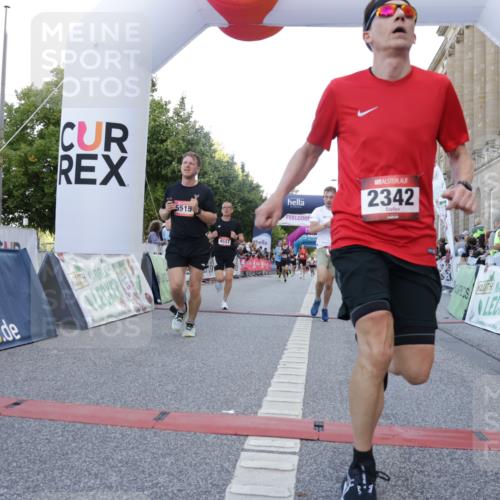 06.09.2026 - CURREX Alsterlauf Yannick Fuchs http://msf.ph/oto/10140342 06.09.2026 09:46:20 Ziel 2342, 2703, 3132, 4287, 4537, 4619, 4824, 4970, 5419, 5515, 5906, 6406, 8266 meine-sportfotos.de