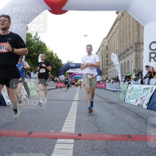 06.09.2026 - CURREX Alsterlauf Yannick Fuchs http://msf.ph/oto/10140366 06.09.2026 09:46:21 Ziel 2342, 2703, 3132, 4287, 4537, 4619, 4824, 5419, 5515, 5906, 6406, 8266 meine-sportfotos.de