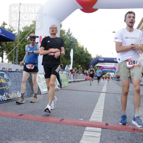 06.09.2026 - CURREX Alsterlauf Yannick Fuchs http://msf.ph/oto/10140395 06.09.2026 09:46:22 Ziel 2342, 2703, 3132, 4183, 4287, 4537, 4619, 4824, 5419, 5515, 6406, 8266 meine-sportfotos.de