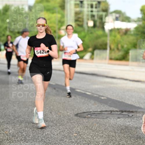 06.09.2026 - CURREX Alsterlauf Dr. Thomas Lammeyer http://msf.ph/oto/10140576 06.09.2026 10:08:35 Laufen 5426, 19, 219 meine-sportfotos.de
