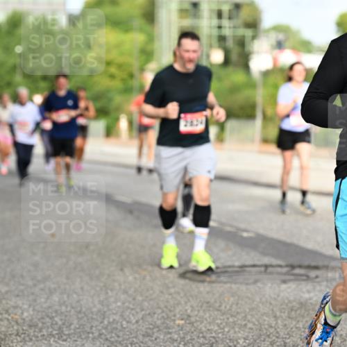 06.09.2026 - CURREX Alsterlauf Dr. Thomas Lammeyer http://msf.ph/oto/10141058 06.09.2026 10:09:32 Laufen 5372 meine-sportfotos.de