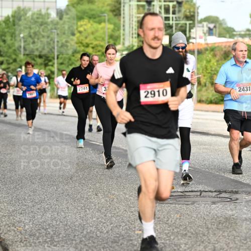 06.09.2026 - CURREX Alsterlauf Dr. Thomas Lammeyer http://msf.ph/oto/10142564 06.09.2026 10:12:15 Laufen 20, 40, 2887, 2744, 2910, 2431, 810, 2432 meine-sportfotos.de
