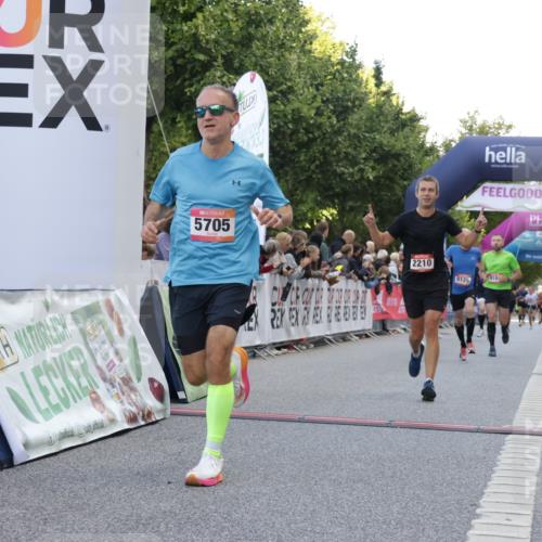 06.09.2026 - CURREX Alsterlauf Yannick Fuchs http://msf.ph/oto/10142750 06.09.2026 09:47:01 Ziel 2072, 2210, 2605, 3678, 4311, 4460, 5198, 5705, 5731, 8104, 8125 meine-sportfotos.de