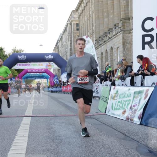 06.09.2026 - CURREX Alsterlauf Yannick Fuchs http://msf.ph/oto/10142979 06.09.2026 09:47:04 Ziel 2072, 2210, 2569, 2605, 4460, 5705, 6150, 8104, 8125 meine-sportfotos.de