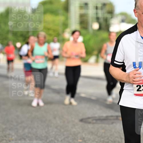06.09.2026 - CURREX Alsterlauf Dr. Thomas Lammeyer http://msf.ph/oto/10143452 06.09.2026 10:14:05 Laufen 2381 meine-sportfotos.de