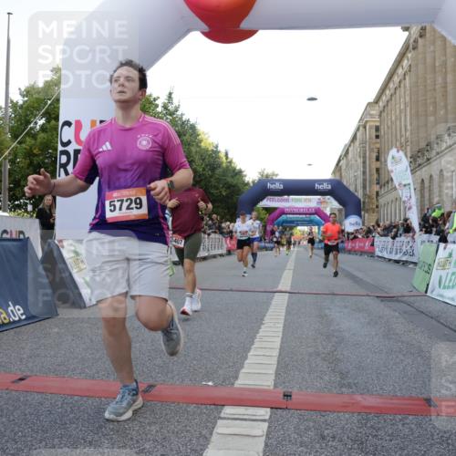 06.09.2026 - CURREX Alsterlauf Yannick Fuchs http://msf.ph/oto/10144730 06.09.2026 09:47:29 Ziel 2807, 2953, 3386, 4313, 4441, 4674, 4863, 5309, 5389, 5407, 5645, 5729, 6021 meine-sportfotos.de