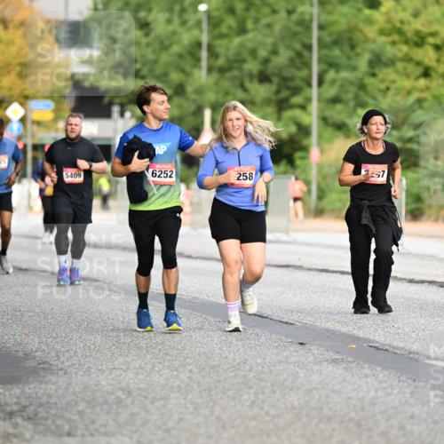 06.09.2026 - CURREX Alsterlauf Dr. Thomas Lammeyer http://msf.ph/oto/10146227 06.09.2026 10:21:02 Laufen 6325, 5409, 6252, 258, 157 meine-sportfotos.de